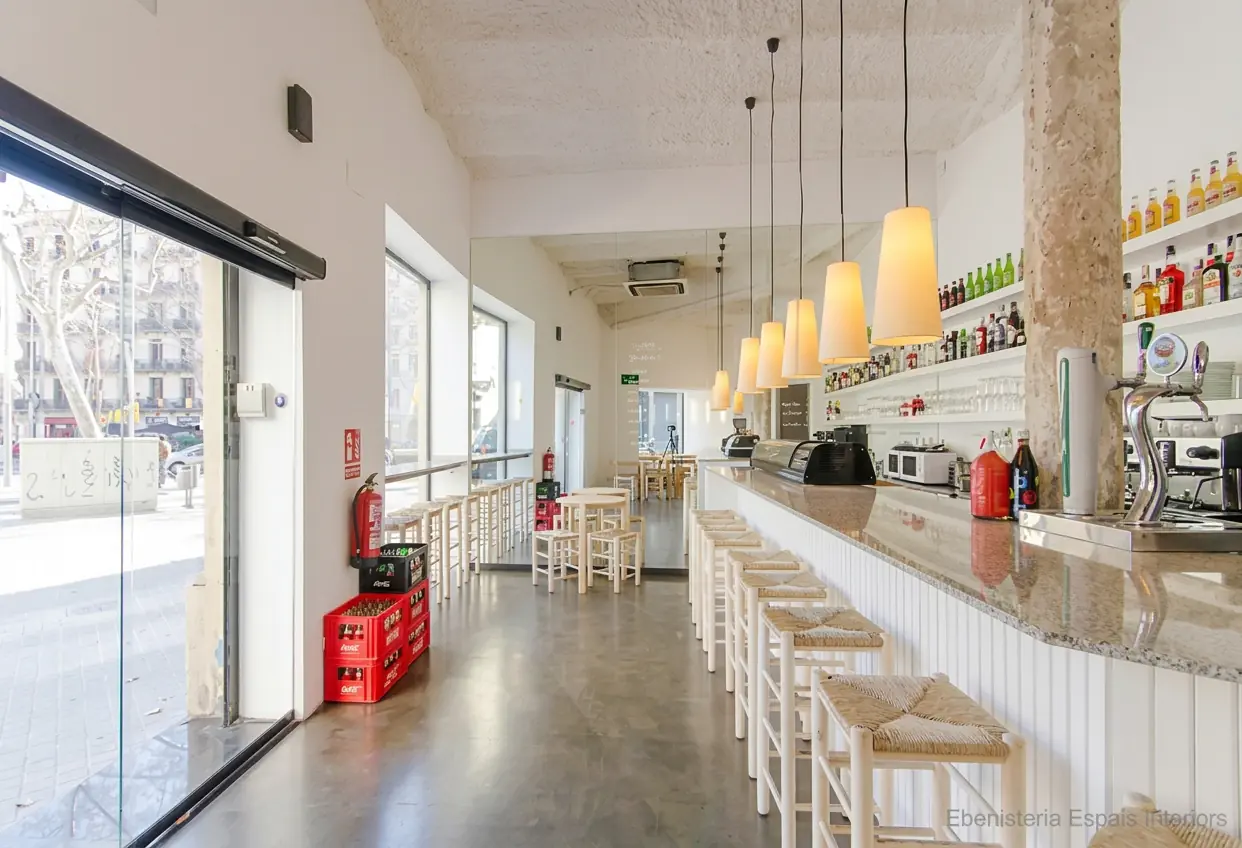 Barra panelada en madera a medida para cafetería