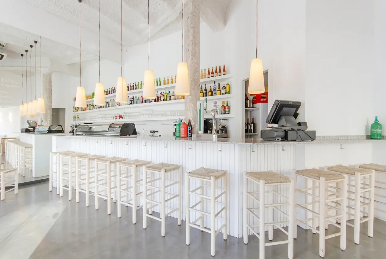 Barra panelada en madera a medida para cafetería