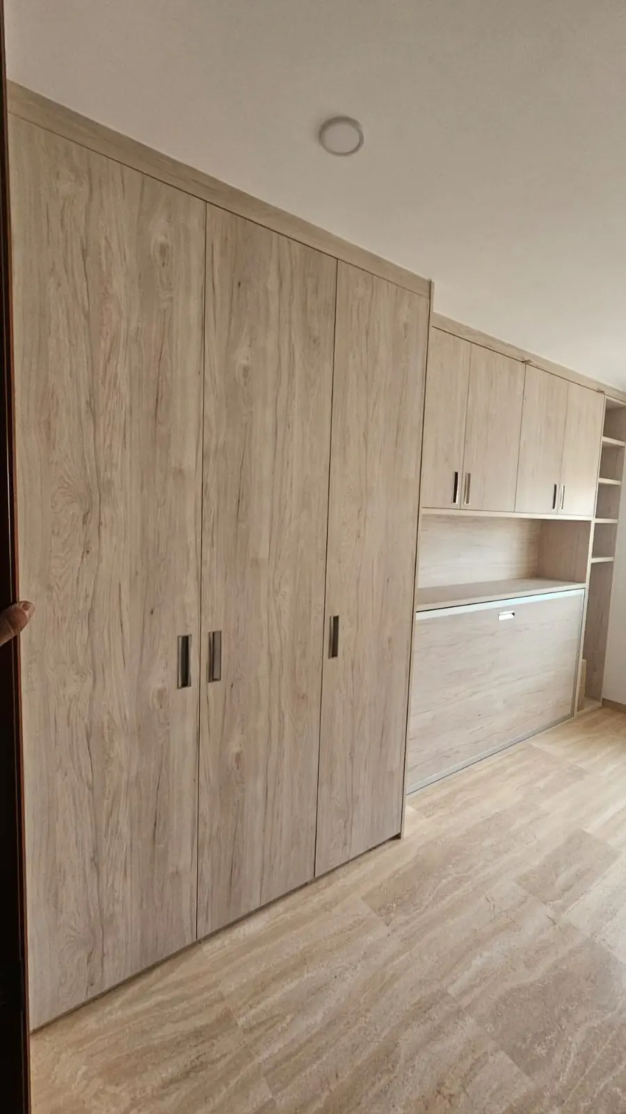 Dormitorio a medida con cama abatible horizontal – Armarios Closed