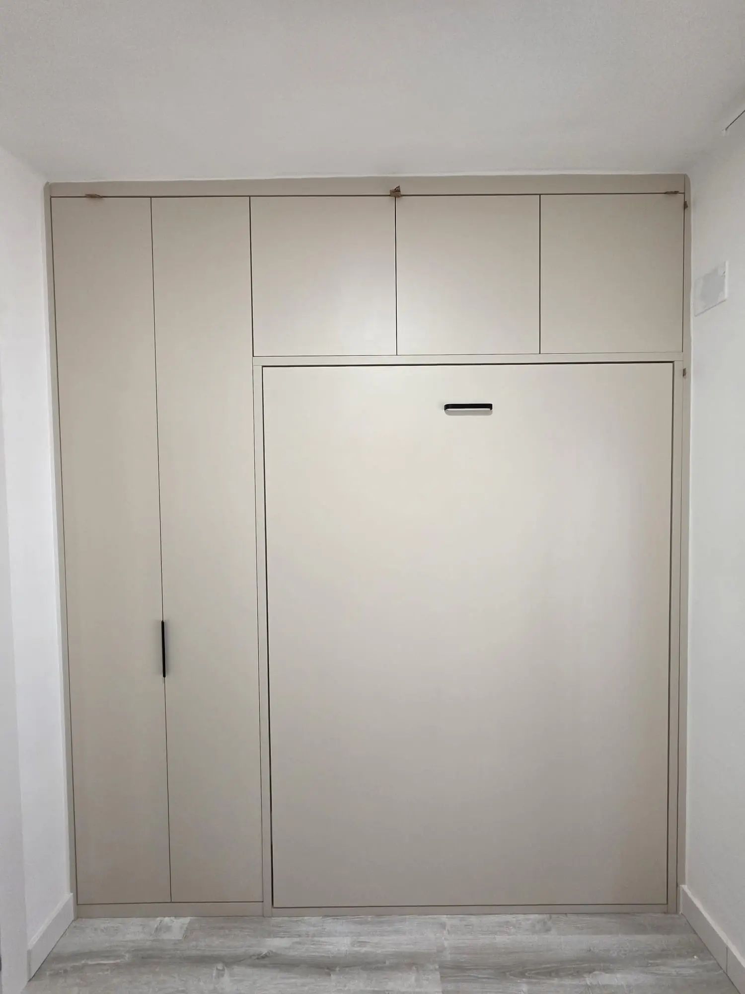 Habitación a medida con cama abatible vertical – Armarios Closed