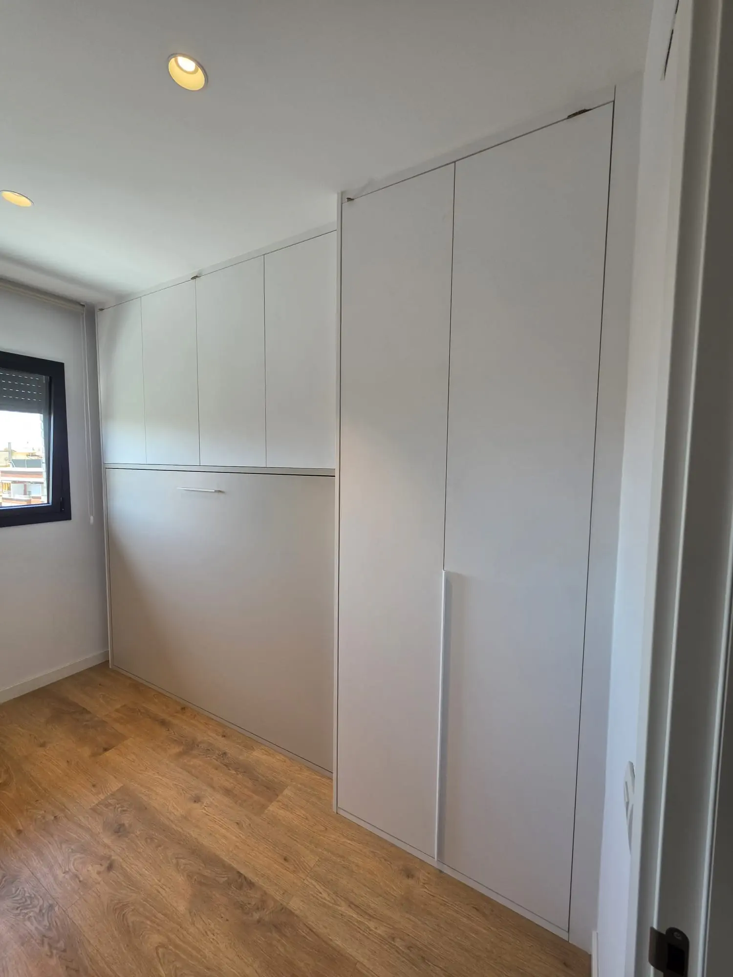 Habitación a medida con cama abatible y armarios – Armarios Closed
