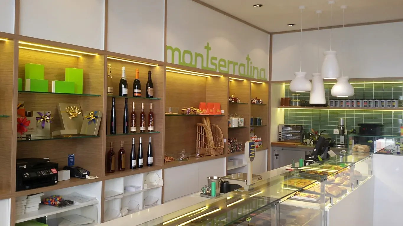 Muebles a medida de madera para cafetería