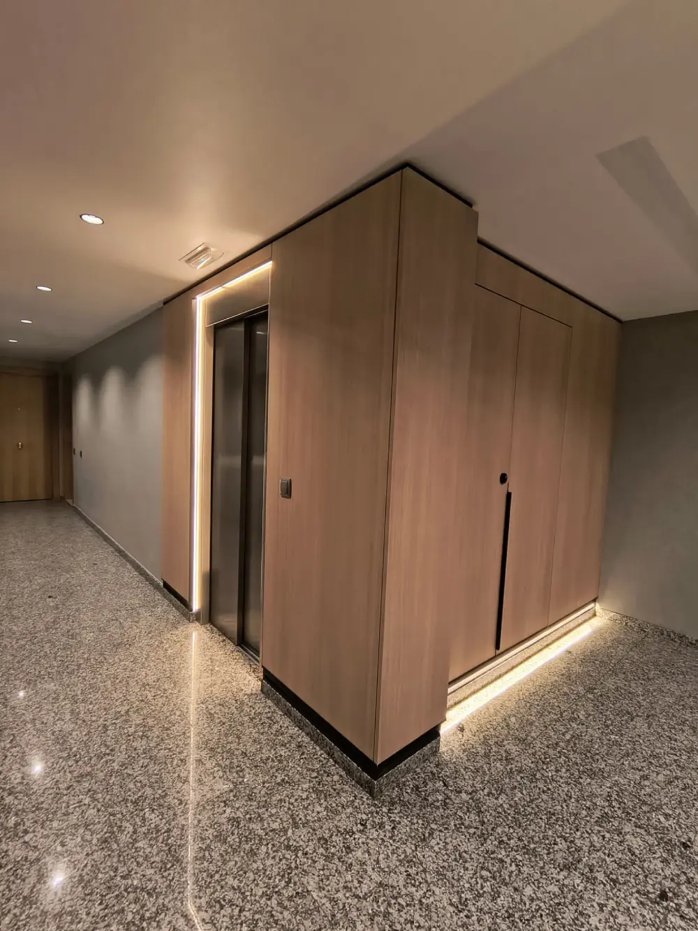 Panelado de madera a medida para vestíbulo