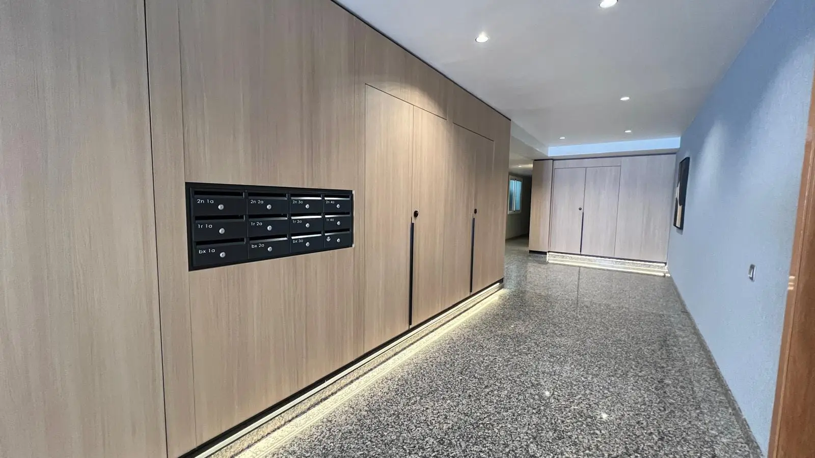 Panelado de madera a medida para vestíbulo