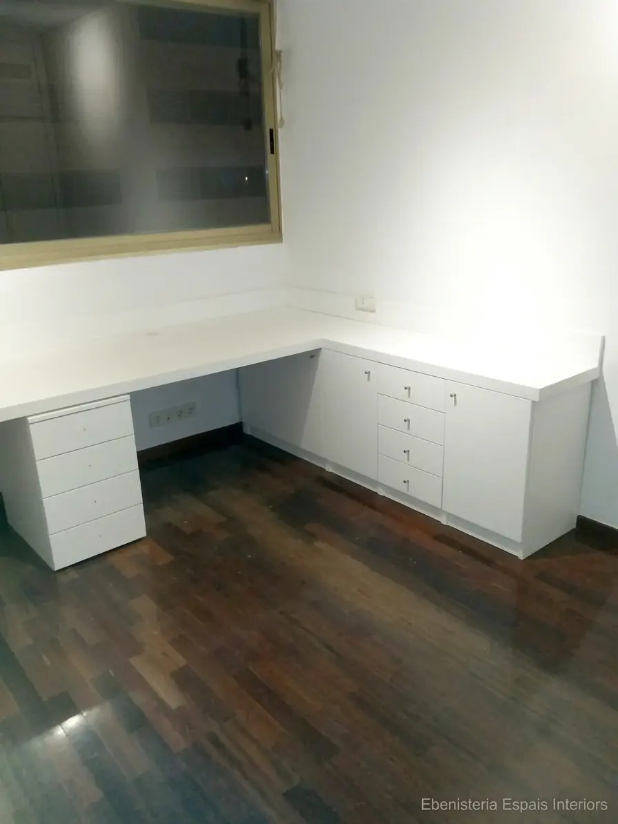 Restauración y lacado de muebles de despacho