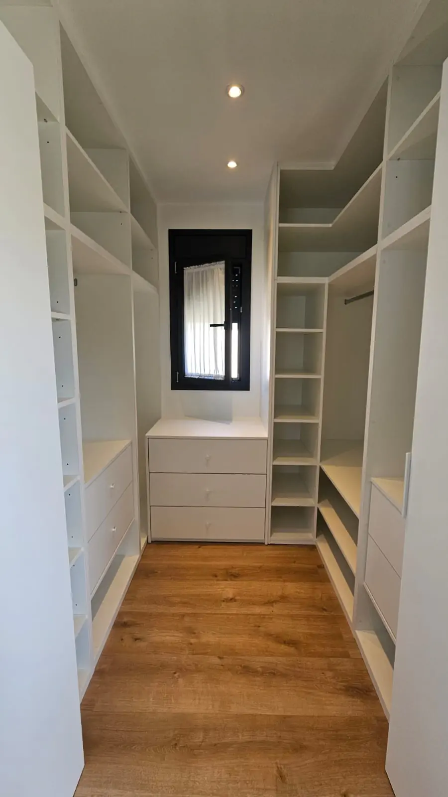 Vestidor a medida con módulos abiertos – Armarios Closed