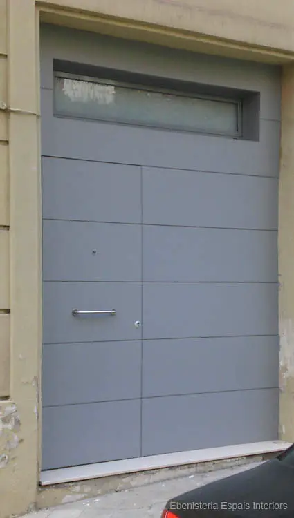 Puerta exterior a medida con ventana – Proyecto Armarios Closed